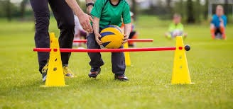 王楚钦、向鹏担任颁奖嘉宾 为青少年小朋友颁奖 全场沸腾了