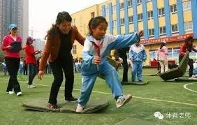 教练再烂都不是小杨打得这么低效的借口，夸梅布朗、米利西奇、多特奥等在NCAA、欧洲联赛都是无敌存在，最后轻易被NBA淘汰，结论就是不适应NBA，谁会把锅扔到教练身上？？